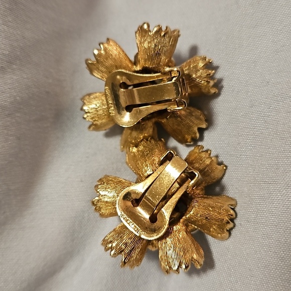 Vintage White Enamel Goldtone Clip Flower Earrings - Picture 3 of 7